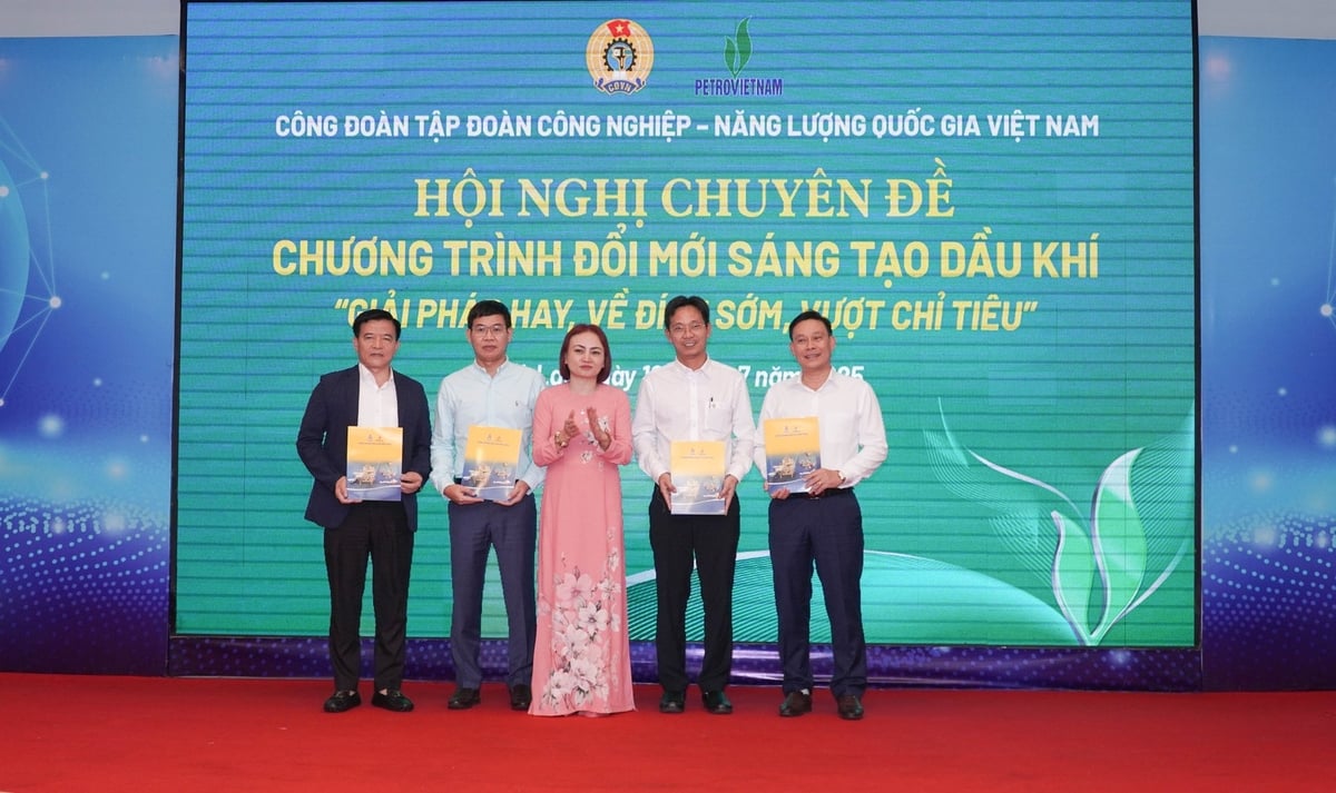 Đại diện PV GAS nhận khen thưởng cho đơn vị có phong trào 'Đổi mới sáng tạo Dầu khí'. Ảnh: PV GAS. Đại diện PV GAS nhận khen thưởng cho đơn vị có phong trào 'Đổi mới sáng tạo Dầu khí'. Ảnh: PV GAS.