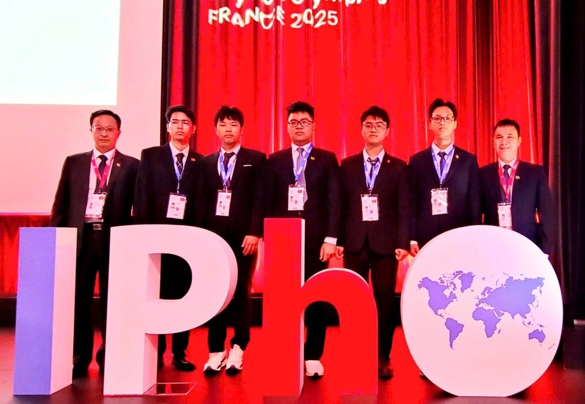 Đội tuyển IPhO 2025 (từ trái sang phải): PGS.TS Đặng Đức Vượng, Phó Trưởng đoàn; em Nguyễn Công Vinh (Huy chương Bạc); Em Nguyễn Thế Quân (Huy chương Vàng); Em Trương Đức Dũng (Huy chương Bạc); Em Lý Bá Khôi (Huy Chương Bạc); Em Trần Lê Thiện Nhân (Huy chương Bạc); PGS.TS Đỗ Danh Bích, Trưởng đoàn. Ảnh: Bộ Giáo dục và Đào tạo. Đội tuyển IPhO 2025 (từ trái sang phải): PGS.TS Đặng Đức Vượng, Phó Trưởng đoàn; em Nguyễn Công Vinh (Huy chương Bạc); Em Nguyễn Thế Quân (Huy chương Vàng); Em Trương Đức Dũng (Huy chương Bạc); Em Lý Bá Khôi (Huy Chương Bạc); Em Trần Lê Thiện Nhân (Huy chương Bạc); PGS.TS Đỗ Danh Bích, Trưởng đoàn. Ảnh: Bộ Giáo dục và Đào tạo.
