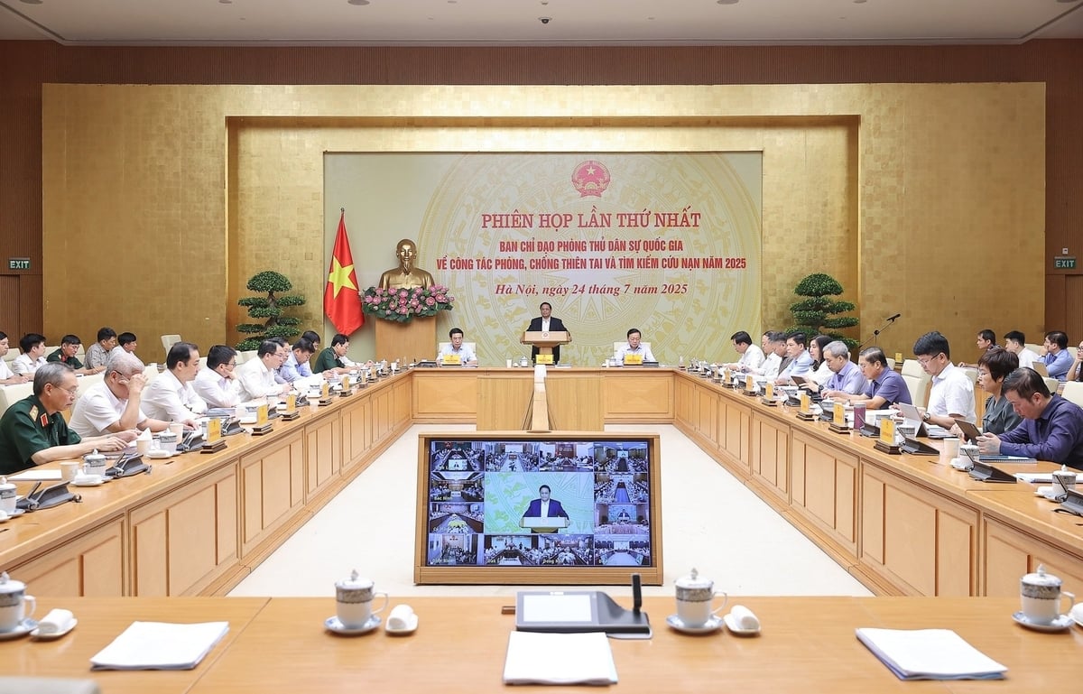 Thủ tướng Phạm Minh Chính chủ trì phiên họp lần thứ nhất của Ban Chỉ đạo Phòng thủ dân sự quốc gia, được kết nối trực tuyến từ trụ sở Chính phủ tới 34 tỉnh, thành phố trực thuộc Trung ương, 3.321 xã, phường, đặc khu trên cả nước. Ảnh: VGP/Nhật Bắc.