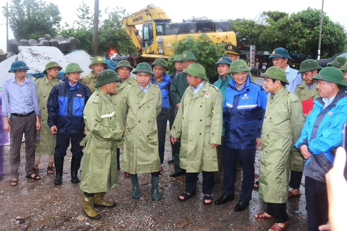 Đoàn công tác của Bộ Nông nghiệp và Môi trường kiểm tra công tác chuẩn bị ứng phó với cơn bão Wipha tại Ninh Bình ngày 21/7. Ảnh: Phạm Hiếu. Đoàn công tác của Bộ Nông nghiệp và Môi trường kiểm tra công tác chuẩn bị ứng phó với cơn bão Wipha tại Ninh Bình ngày 21/7. Ảnh: Phạm Hiếu.