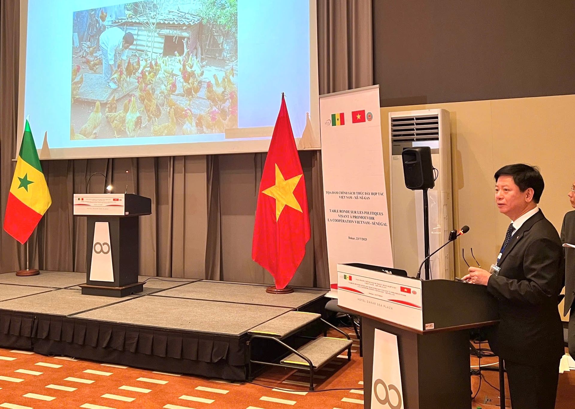 Ông Phạm Ngọc Mậu, Phó Vụ trưởng Vụ Hợp tác quốc tế, trình bày tham luận tại toạ đàm. Ảnh: ICD. Ông Phạm Ngọc Mậu, Phó Vụ trưởng Vụ Hợp tác quốc tế, trình bày tham luận tại toạ đàm. Ảnh: ICD.