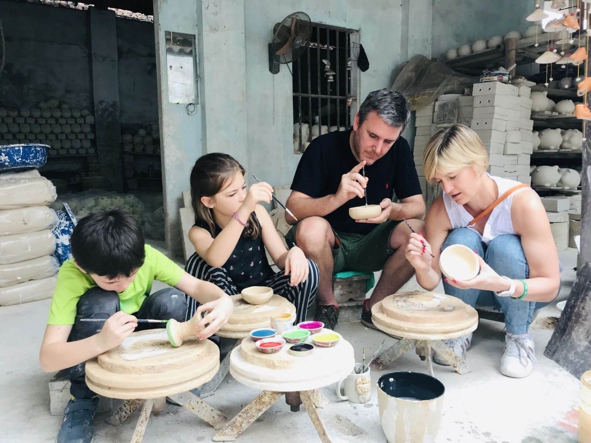 Khách du lịch nước ngoài rất thích thú khi được thử làm gốm tại Làng nghề Bát Tràng. Ảnh: QD.