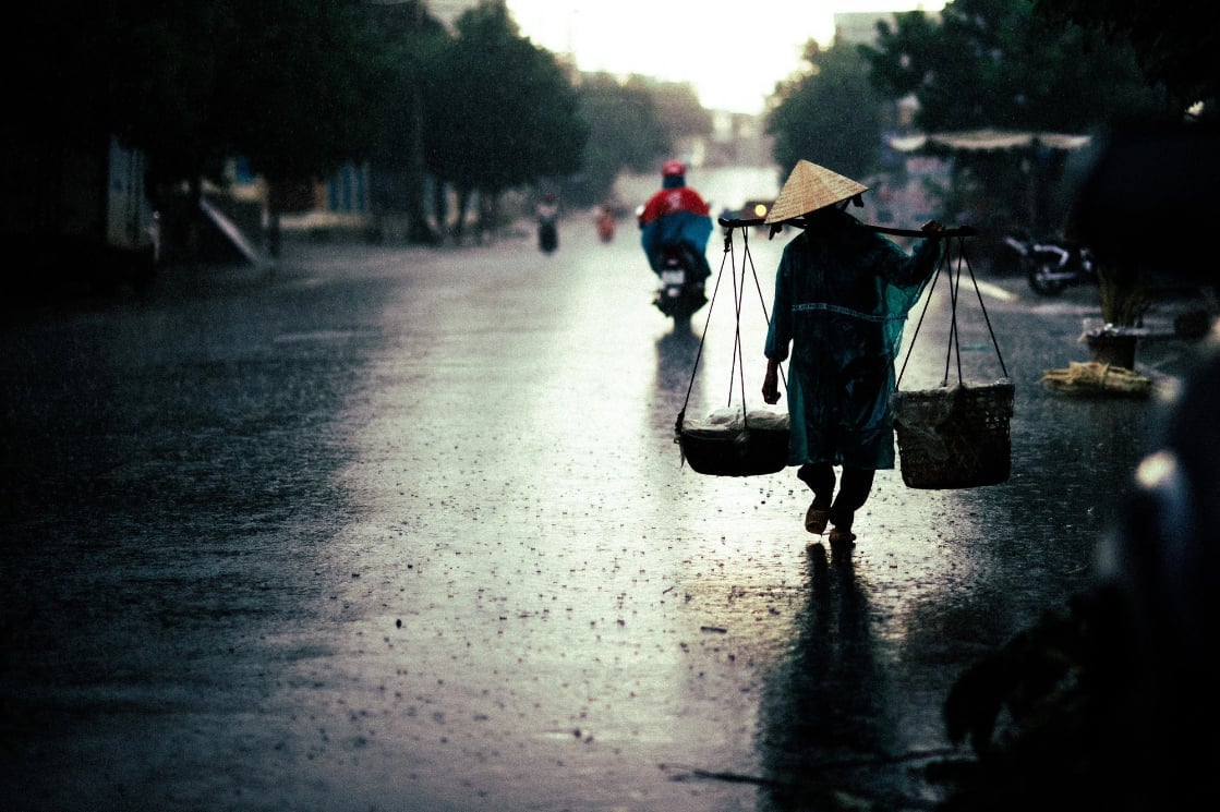 Gánh nặng cơm áo gạo tiền đè trĩu lên vai những người phụ nữ. Ảnh: Ngô Thanh Vân.