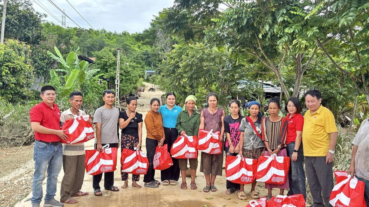 Người dân tại các vùng lũ đang trong tình trạng thiếu thốn nhu yếu phẩm, rất cần sự hỗ trợ kịp thời từ cộng đồng. Ảnh: Central Retail Việt Nam.