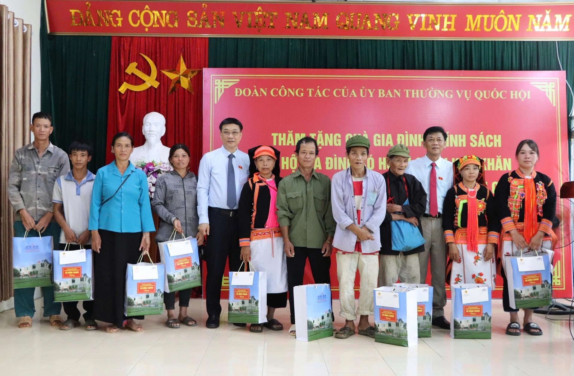 Phó Chủ tịch Quốc hội Vũ Hồng Thanh (trái) cùng đoàn công tác tặng quà cho các gia đình khó khăn xã Sin Suối Hồ (Lai Châu). Ảnh: H.Đ. Phó Chủ tịch Quốc hội Vũ Hồng Thanh (trái) cùng đoàn công tác tặng quà cho các gia đình khó khăn xã Sin Suối Hồ (Lai Châu). Ảnh: H.Đ.