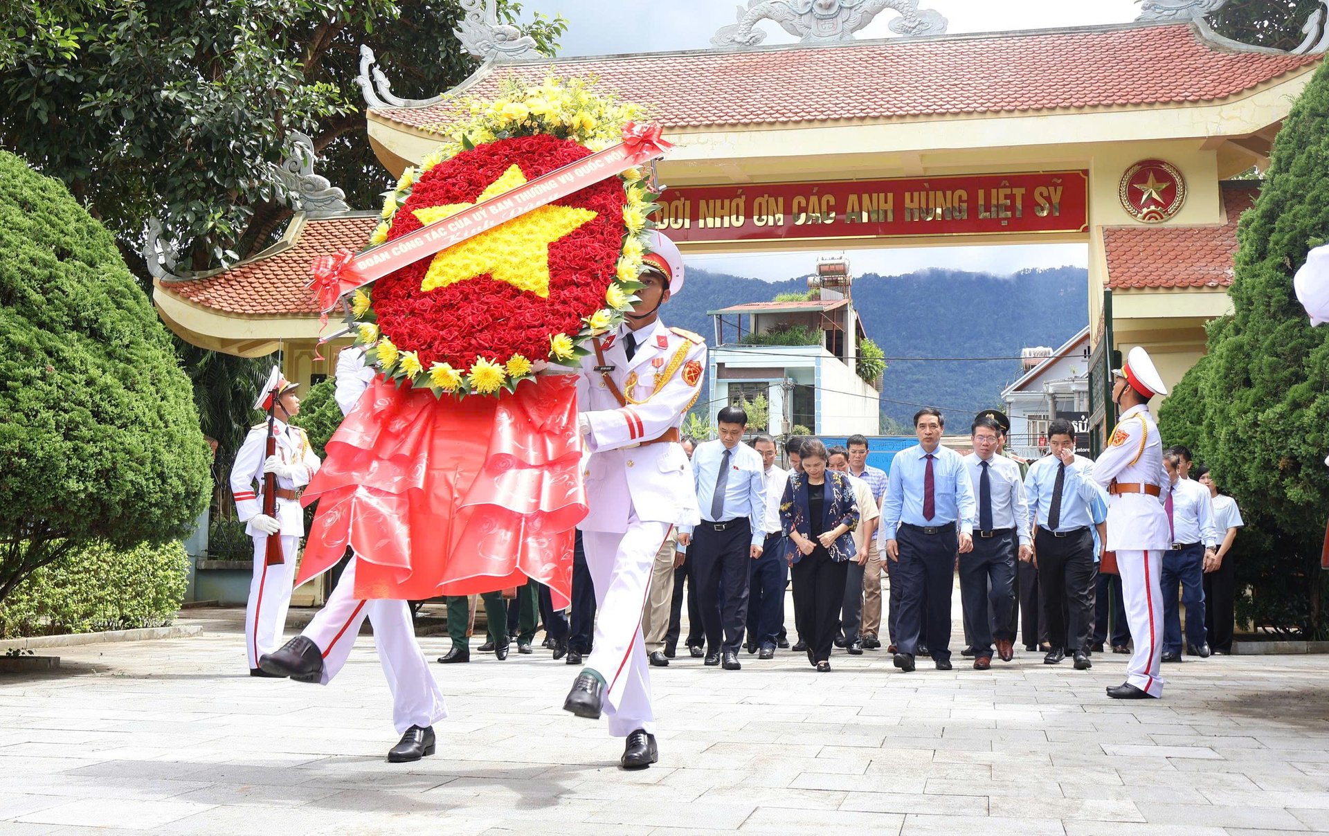Đoàn công tác viếng nghĩa trang liệt sĩ tỉnh Lai Châu. Ảnh: H.Đ. Đoàn công tác viếng nghĩa trang liệt sĩ tỉnh Lai Châu. Ảnh: H.Đ.