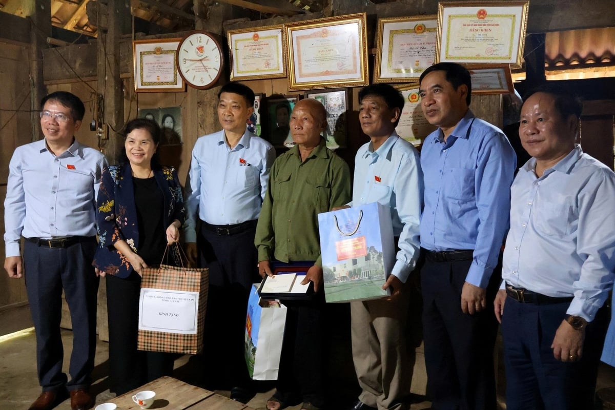 Đoàn công tác thăm hỏi, động viên thương binh Nguyễn Văn tại phường Tân Phong. Ảnh: H.Đ. Đoàn công tác thăm hỏi, động viên thương binh Nguyễn Văn tại phường Tân Phong. Ảnh: H.Đ.