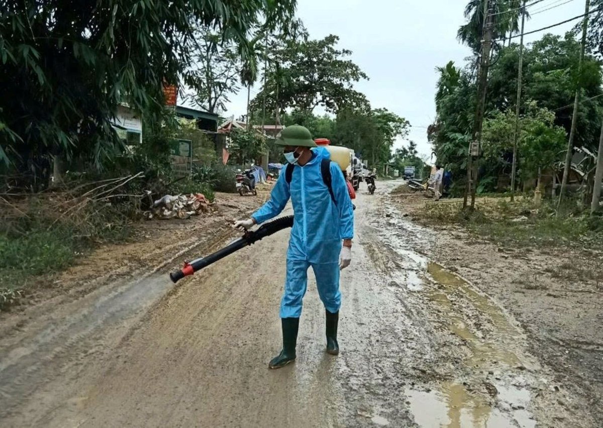 Sở Y tế tỉnh Nghệ An yêu cầu tăng cường công tác vệ sinh môi trường, phòng chống dịch bệnh sau lũ lụt. Ảnh: Thành Chung.