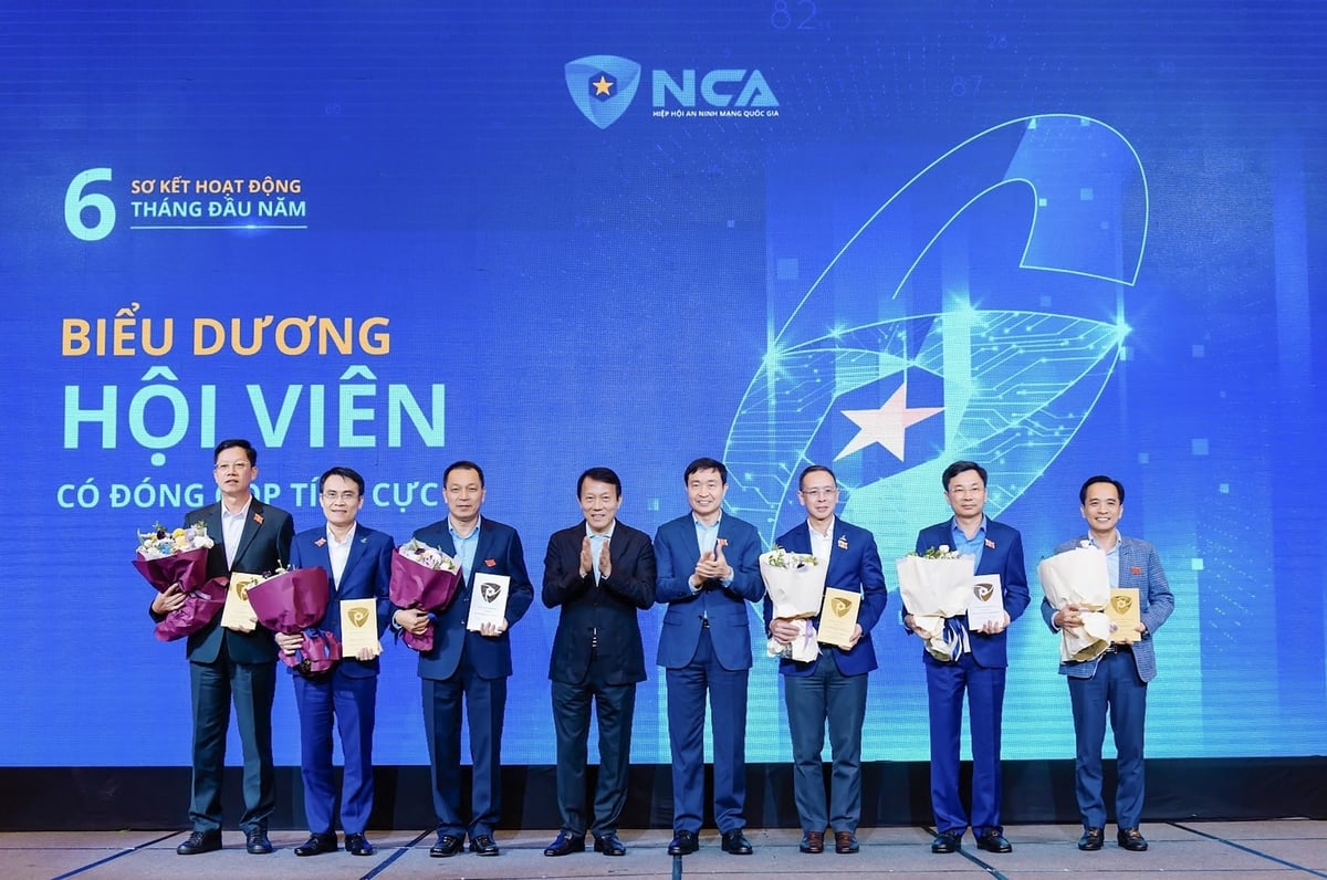 Phó Tổng Giám đốc PV GAS - Huỳnh Quang Hải vinh dự được Chủ tịch Hiệp hội An ninh mạng quốc gia - Đại tướng Lương Tam Quang biểu dương tại Hội nghị. Ảnh: PV GAS.