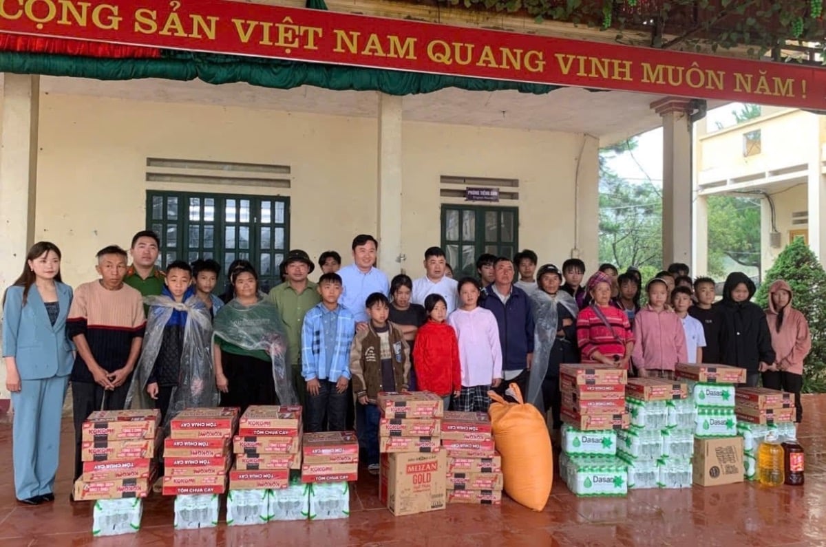 Chính quyễn xã Tả Van và những nhà hảo tâm hỗ trợ nhu yếu phẩm phòng chống bão số 3 cho người dân. Ảnh: Hồng Hải. Chính quyễn xã Tả Van và những nhà hảo tâm hỗ trợ nhu yếu phẩm phòng chống bão số 3 cho người dân. Ảnh: Hồng Hải.