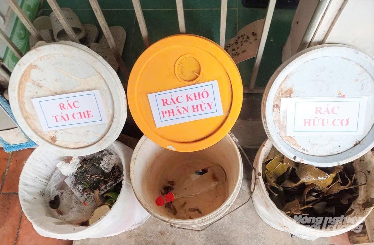 Việc duy trì thói quen phân loại rác tại nguồn sẽ góp phần bảo vệ môi trường rất hiệu quả. Ảnh: Gia Hưng. Việc duy trì thói quen phân loại rác tại nguồn sẽ góp phần bảo vệ môi trường rất hiệu quả. Ảnh: Gia Hưng.
