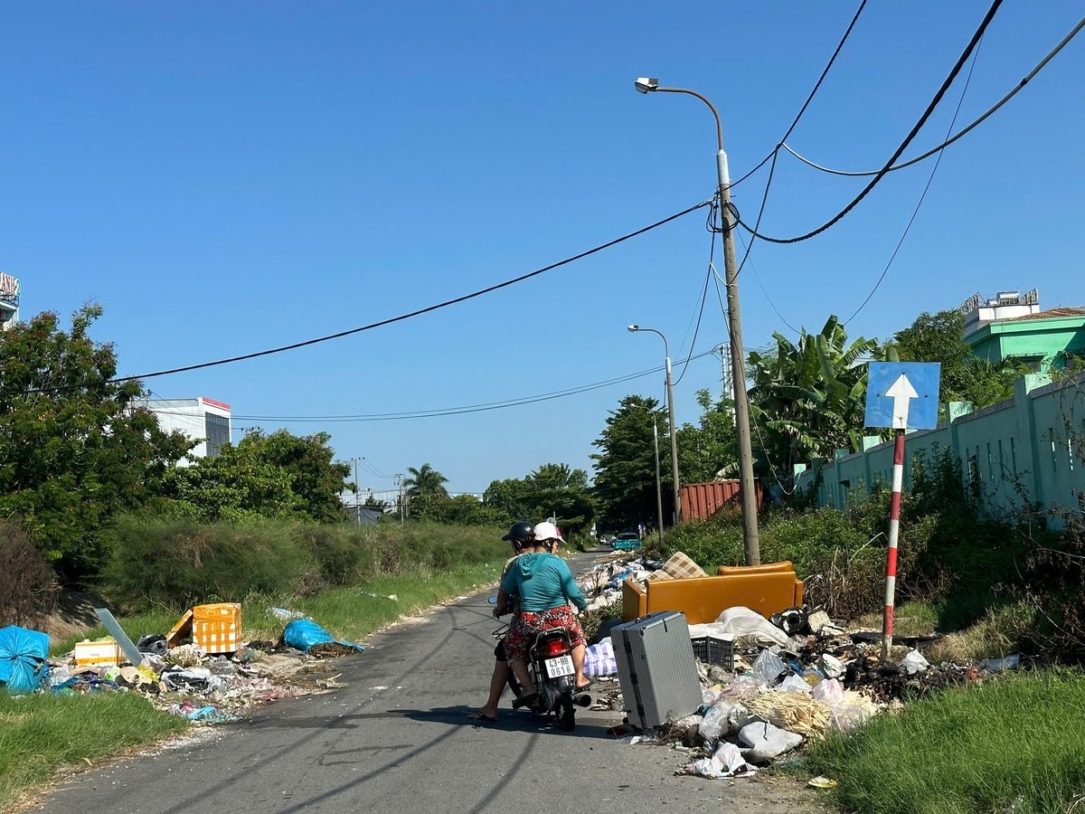 Một người dân tự ý vứt rác bừa bãi. Ảnh: Lan Anh. Một người dân tự ý vứt rác bừa bãi. Ảnh: Lan Anh.
