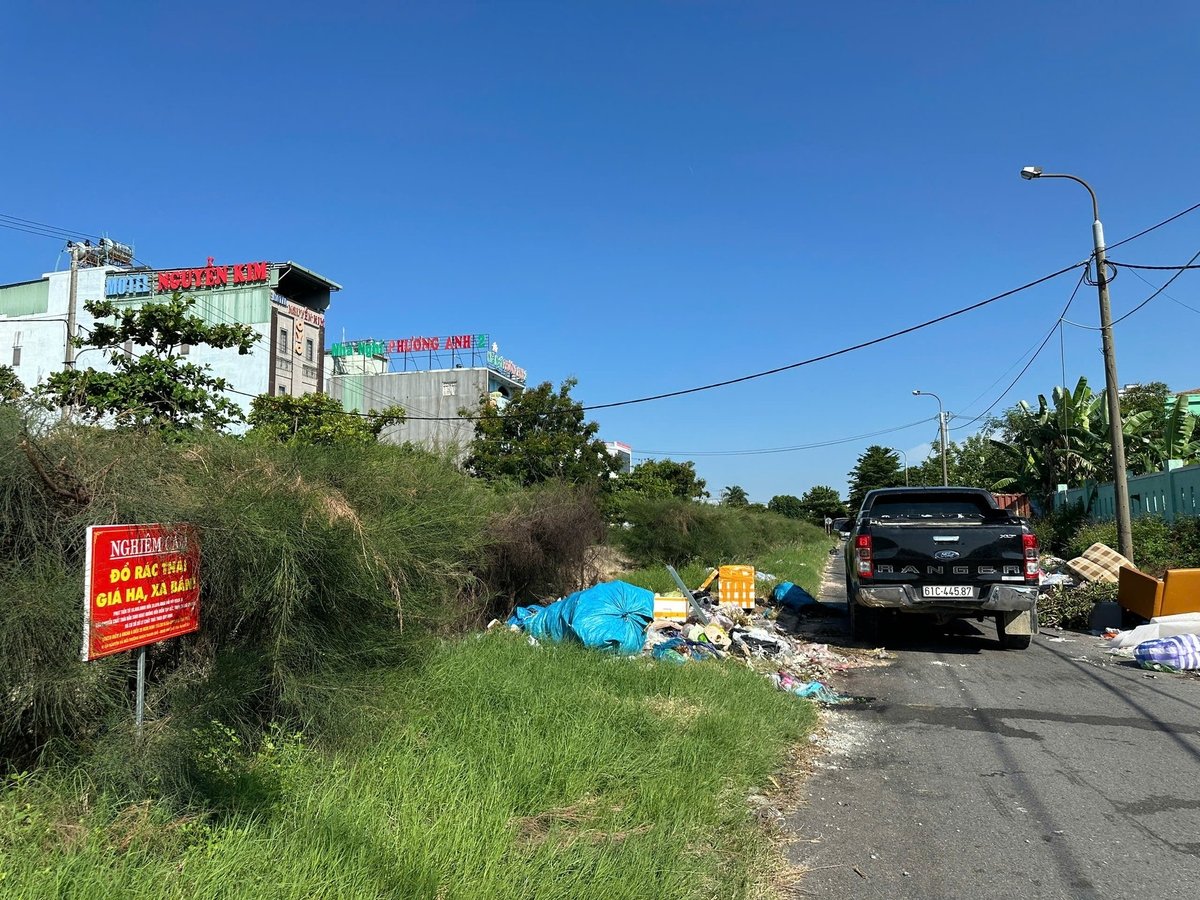 Bất chấp biển cấm, các bãi đất trống trở thành 'điểm đen' đổ trộm rác thải. Ảnh: Lan Anh. Bất chấp biển cấm, các bãi đất trống trở thành 'điểm đen' đổ trộm rác thải. Ảnh: Lan Anh.