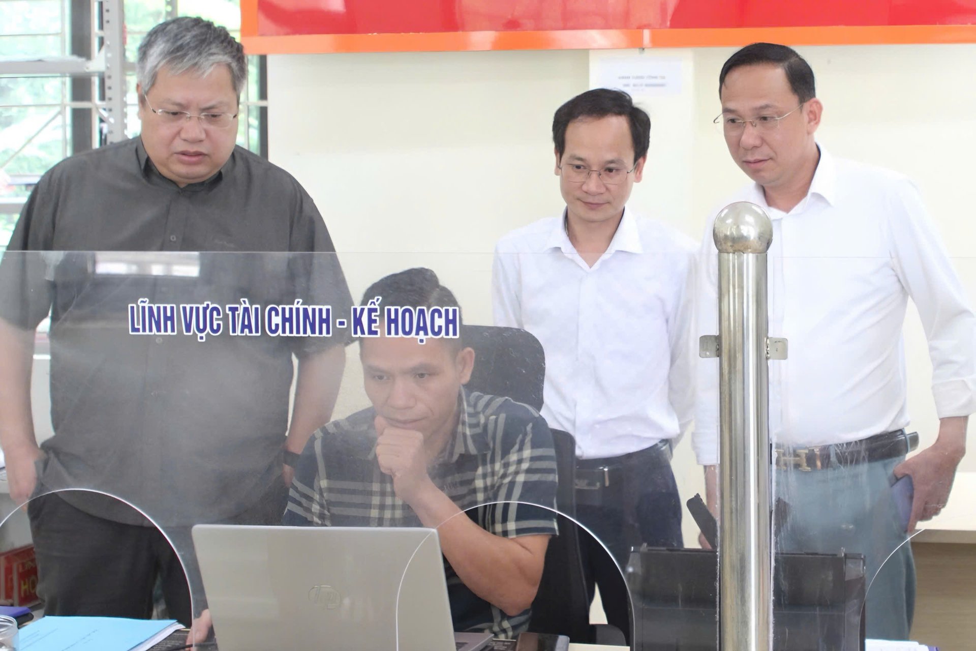 Giám đốc Sở Nông nghiệp và Môi trường Phùng Kim Sơn (ngoài cùng bên trái) kiểm tra hoạt động Trung tâm Phục vụ hành chính công xã Mường Bám. Ảnh: Nguyễn Nga.