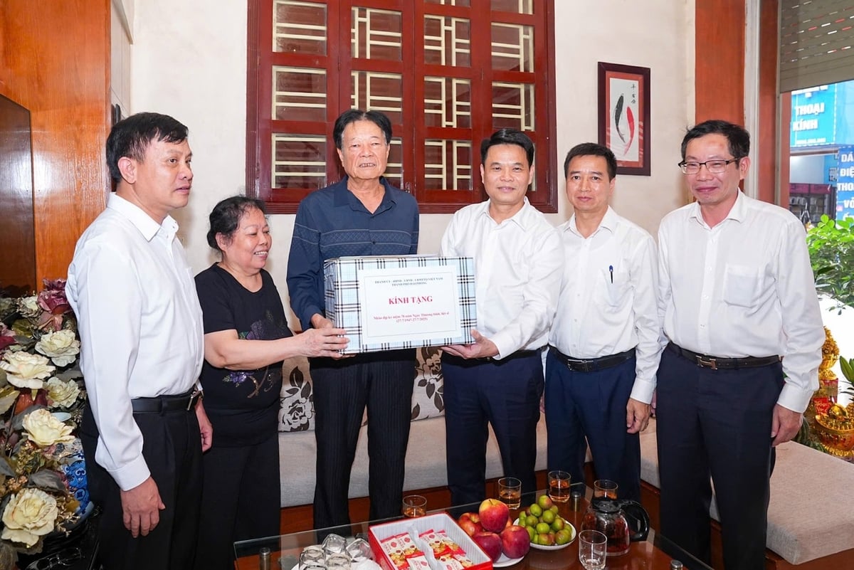Ông Lê Ngọc Châu (thứ 3 từ phải sang) - Chủ tịch UBND thành phố Hải Phòng tặng quà ông Vũ Văn Bình (phường Lê Chân) thương binh hạng 1/4, tỷ lệ tổn thương cơ thể 81%. Ảnh: Đàm Thanh.