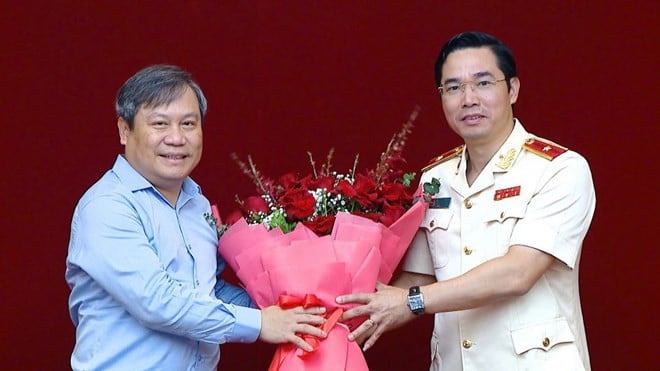 Ông Vũ Đại Thắng - Ủy viên Trung ương Đảng, Bí thư Tỉnh ủy, Trưởng Đoàn ĐBQH tỉnh Quảng Ninh - tặng hoa chúc mừng Giám đốc Công an tỉnh Quảng Ninh Trần Văn Phúc được thăng quân hàm Thiếu tướng. Ảnh: Trung tâm Truyền thông tỉnh Quảng Ninh. Ông Vũ Đại Thắng - Ủy viên Trung ương Đảng, Bí thư Tỉnh ủy, Trưởng Đoàn ĐBQH tỉnh Quảng Ninh - tặng hoa chúc mừng Giám đốc Công an tỉnh Quảng Ninh Trần Văn Phúc được thăng quân hàm Thiếu tướng. Ảnh: Trung tâm Truyền thông tỉnh Quảng Ninh.