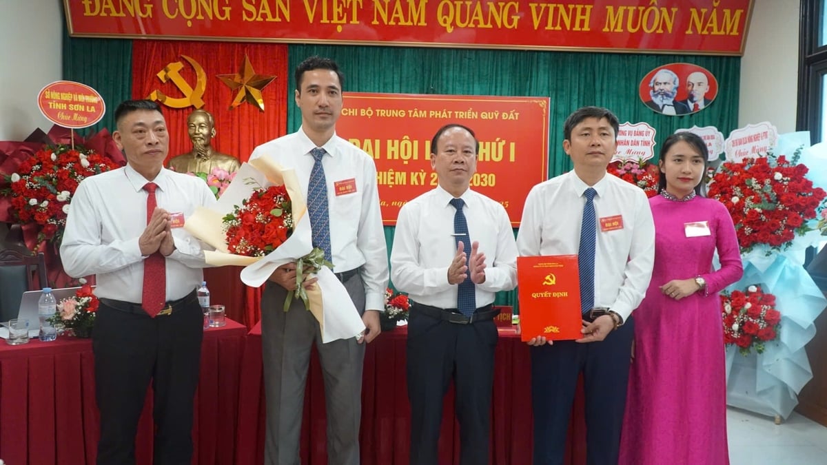 Ông Nguyễn Văn Tải (đứng thứ 3 từ trái sang), Phó Bí thư Đảng ủy UBND tỉnh Sơn La tặng hoa chúc mừng Ủy viên BCH Đảng bộ khóa mới. Ảnh: Đức Bình.
