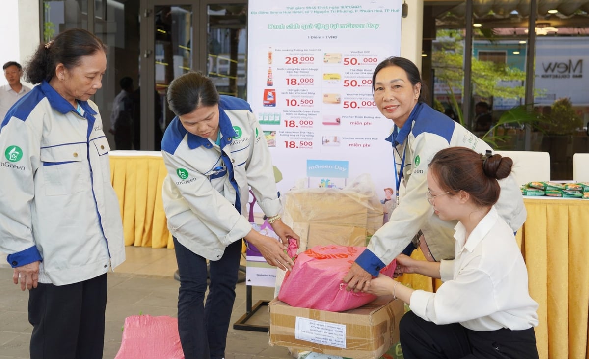 Chương trình đổi rác lấy quà trên điện thoại (mGreenDay) thu hút nhiều người tham gia. Ảnh: V.D. Chương trình đổi rác lấy quà trên điện thoại (mGreenDay) thu hút nhiều người tham gia. Ảnh: V.D.