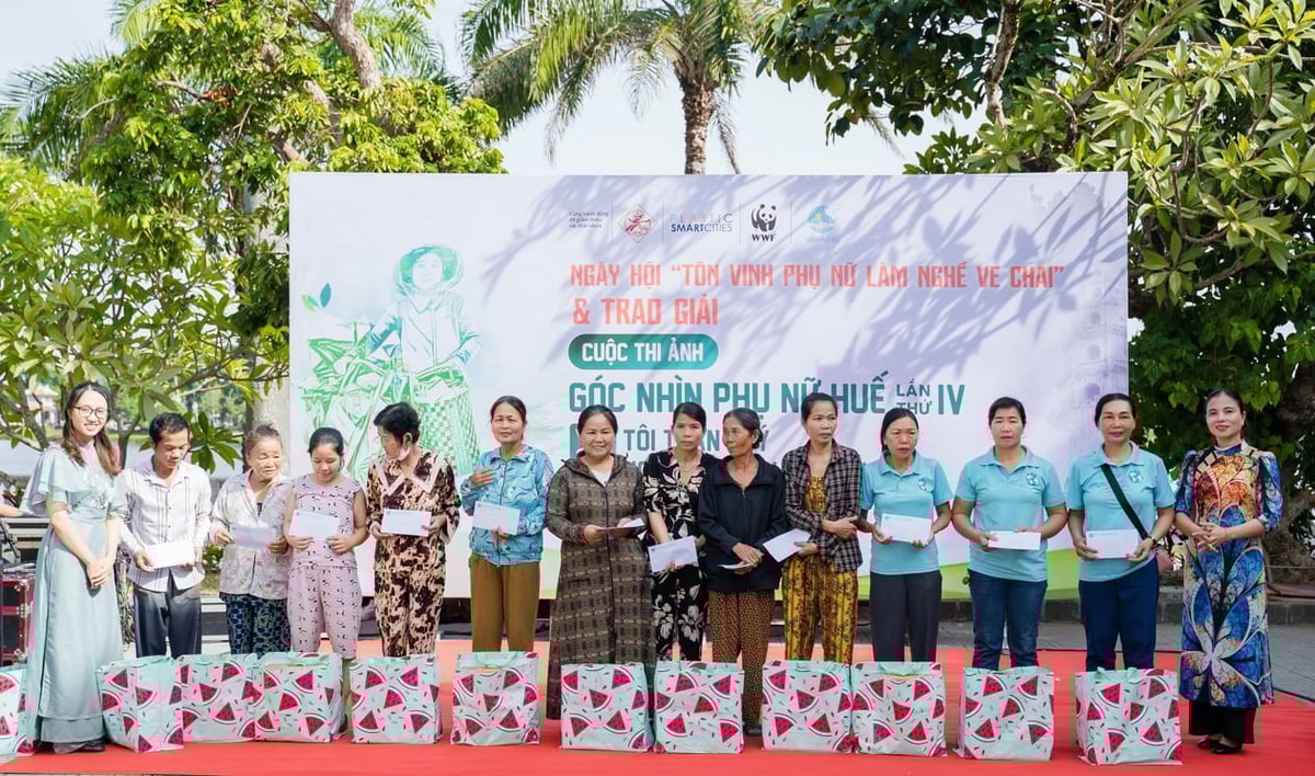 Dự án TVA còn tổ chức nhiều hoạt động tôn vinh, nâng cao nhận thức cộng đồng về vai trò của người làm nghề ve chai. Ảnh: V.D. Dự án TVA còn tổ chức nhiều hoạt động tôn vinh, nâng cao nhận thức cộng đồng về vai trò của người làm nghề ve chai. Ảnh: V.D.