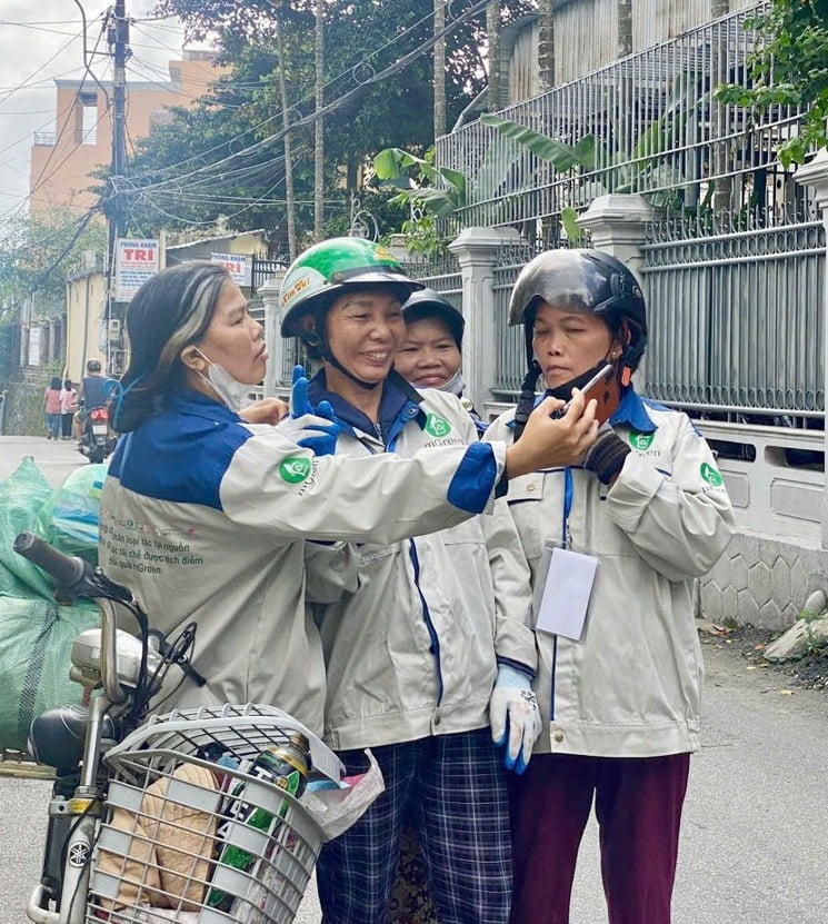 Việc thu mua ve chai thông qua nền tảng số ở TP Huế không chỉ góp phần nâng cao hiệu quả thu gom rác mà còn nâng cao nhận thức cho người dân trong công tác phân loại rác thải tại nguồn. Ảnh: V.D. Việc thu mua ve chai thông qua nền tảng số ở TP Huế không chỉ góp phần nâng cao hiệu quả thu gom rác mà còn nâng cao nhận thức cho người dân trong công tác phân loại rác thải tại nguồn. Ảnh: V.D.