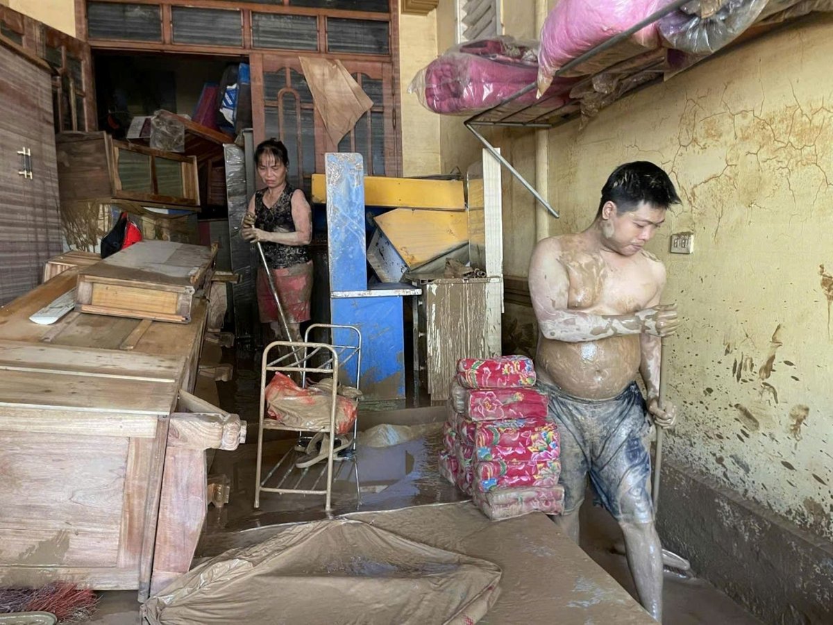 Người dân xã Tương Dương bắt tay vào sệ sinh môi trường, dọn dẹp sau lũ lụt. Ảnh: Đình Tiệp.