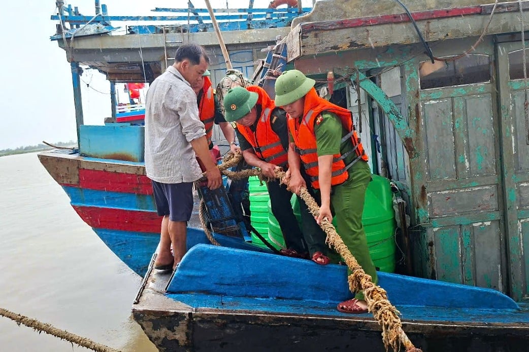 Chính quyền xã, phường, thị trấn, đặc khu là 'pháo đài', là tuyến đầu quyết định thành bại trong phòng thủ dân sự. Ảnh: Phạm Hiếu. Chính quyền xã, phường, thị trấn, đặc khu là 'pháo đài', là tuyến đầu quyết định thành bại trong phòng thủ dân sự. Ảnh: Phạm Hiếu.