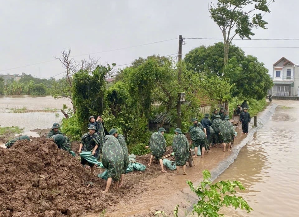 BCH Quân sự tỉnh Hưng Yên tham gia ứng cứu sự cố tràn bờ bao cống Cù Là. Ảnh: Cổng thông tin điện tử xã Hồng Vũ, tỉnh Hưng Yên. BCH Quân sự tỉnh Hưng Yên tham gia ứng cứu sự cố tràn bờ bao cống Cù Là. Ảnh: Cổng thông tin điện tử xã Hồng Vũ, tỉnh Hưng Yên.
