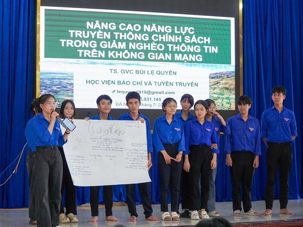 Đoàn viên thanh niên trình bày sản phẩm truyền thông trong phần thực hành tại Hội nghị tập huấn, Ảnh: Phạm Huy.