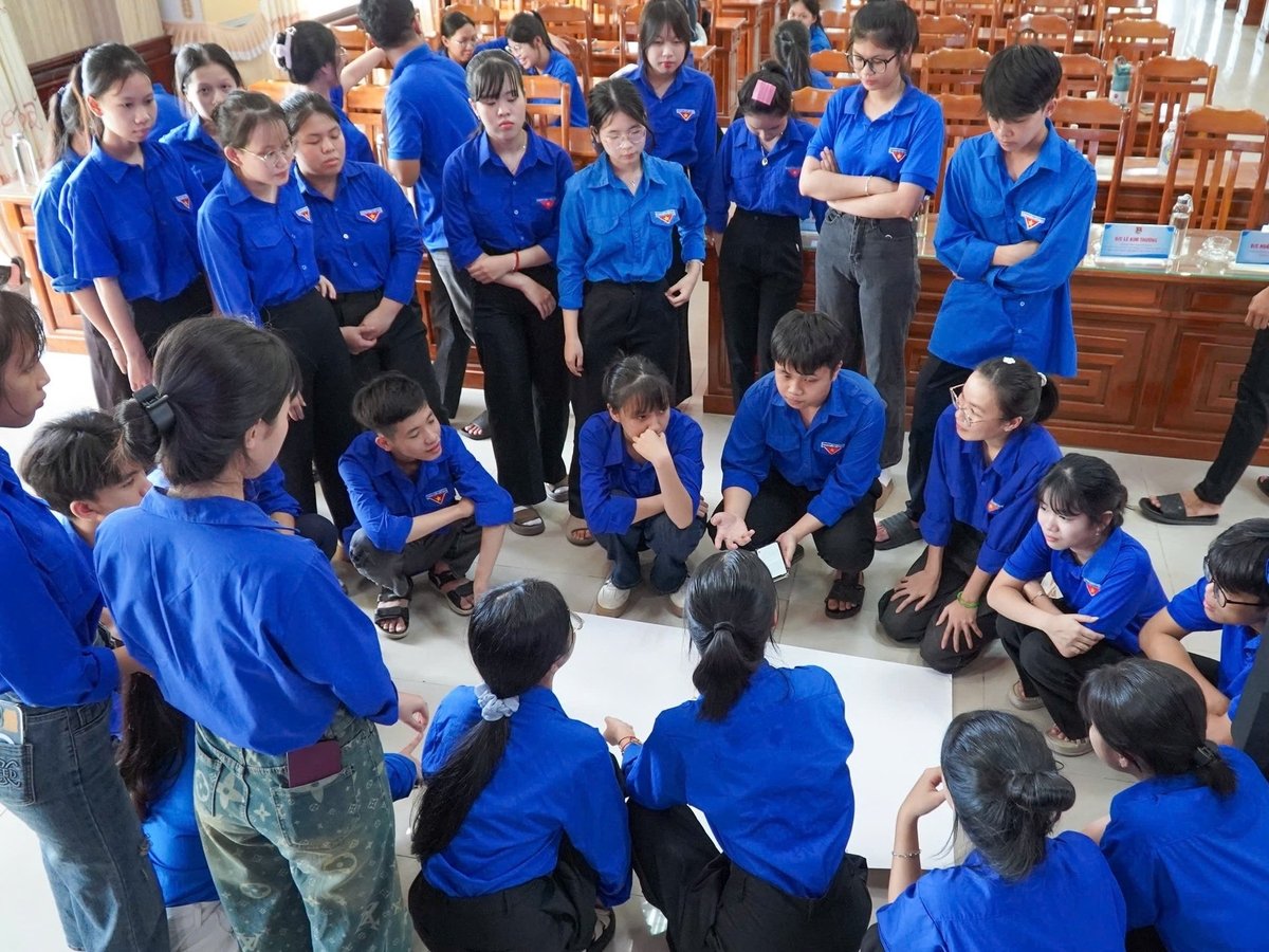 Các nhóm thảo luận, xây dựng ý tưởng truyền thông sáng tạo trong khuôn khổ hội nghị tập huấn. Ảnh: Phạm Huy.