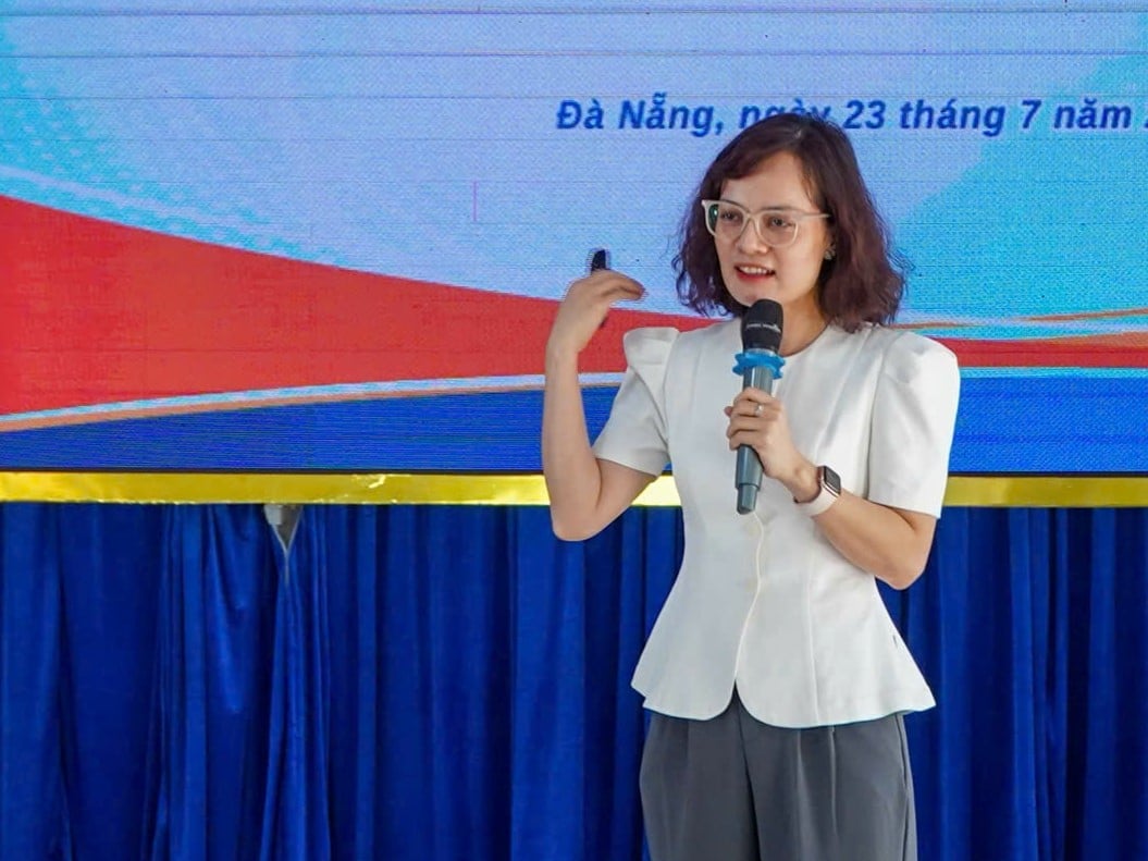 TS. Bùi Lệ Quyên - Giảng viên Học viện Báo chí và Tuyên truyền trình bày chuyên đề về truyền thông chính sách giảm nghèo trên không gian mạng. Ảnh: Phạm Huy.