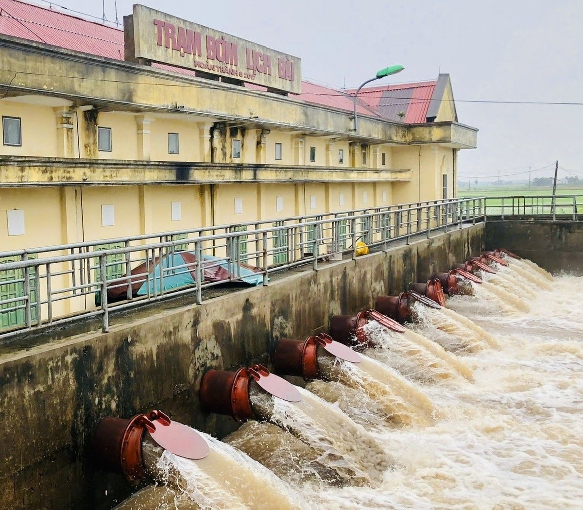 11 máy bơm tại trạm bơm Lịch Bài được vận hành tiêu úng. Ảnh: Cổng thông tin điện tử xã Hồng Vũ, tỉnh Hưng Yên. 11 máy bơm tại trạm bơm Lịch Bài được vận hành tiêu úng. Ảnh: Cổng thông tin điện tử xã Hồng Vũ, tỉnh Hưng Yên.