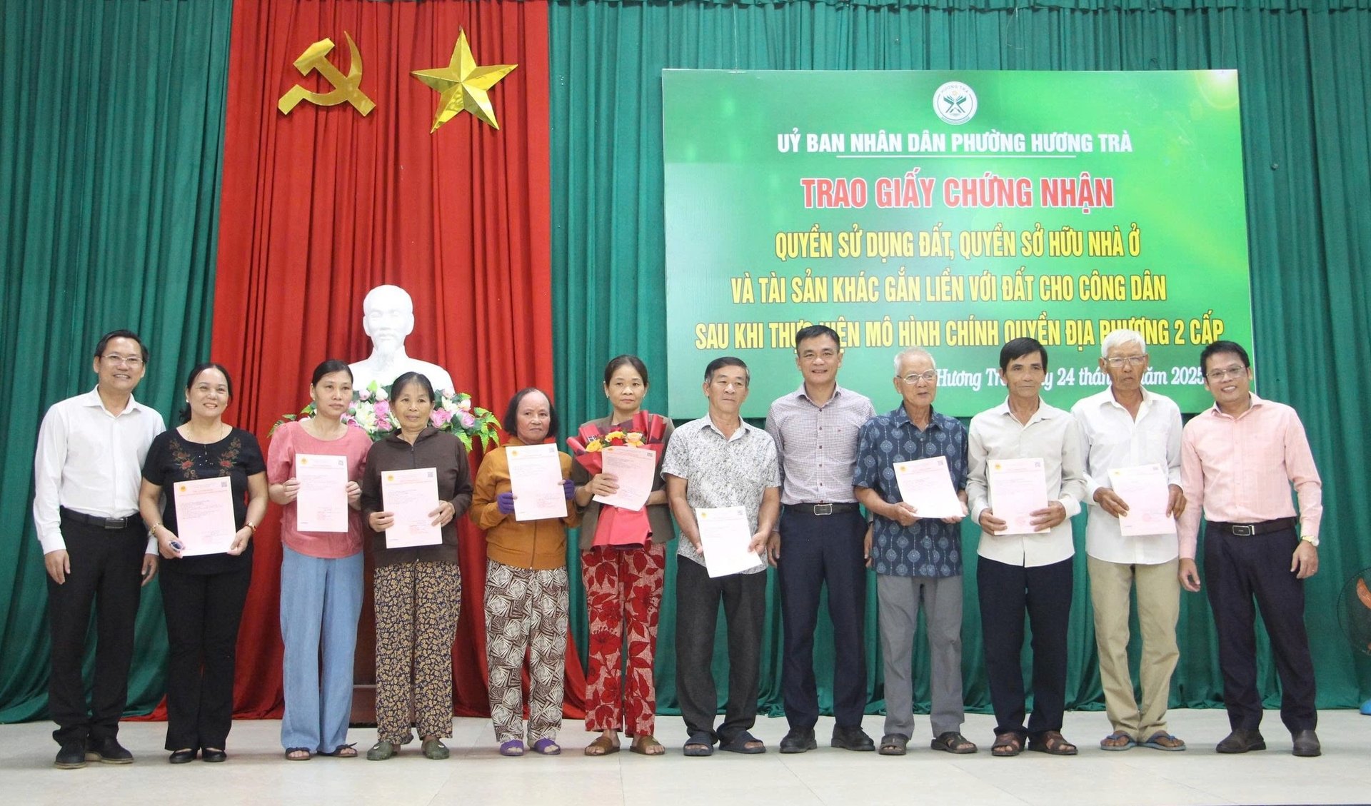 Ngay trong tháng đầu tiên thực hiện mô hình chính quyền 2 cấp, phường Hương Trà là một trong những đơn vị đầu tiên của TP Đà Nẵng cấp Giấy chứng nhận quyền sử dụng đất (sổ đỏ) cho người dân. Ảnh: L.K. Ngay trong tháng đầu tiên thực hiện mô hình chính quyền 2 cấp, phường Hương Trà là một trong những đơn vị đầu tiên của TP Đà Nẵng cấp Giấy chứng nhận quyền sử dụng đất (sổ đỏ) cho người dân. Ảnh: L.K.