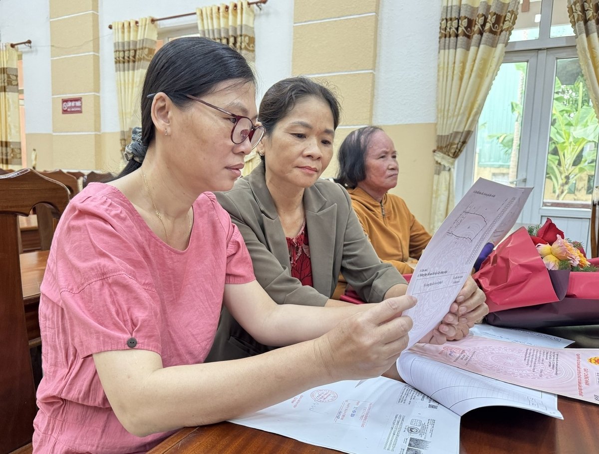 Hồ sơ, thủ tục được xử lý nhanh, người dân phấn khởi khi cầm trên tay Giấy chứng nhận quyền sử dụng đất. Ảnh: L.K. Hồ sơ, thủ tục được xử lý nhanh, người dân phấn khởi khi cầm trên tay Giấy chứng nhận quyền sử dụng đất. Ảnh: L.K.