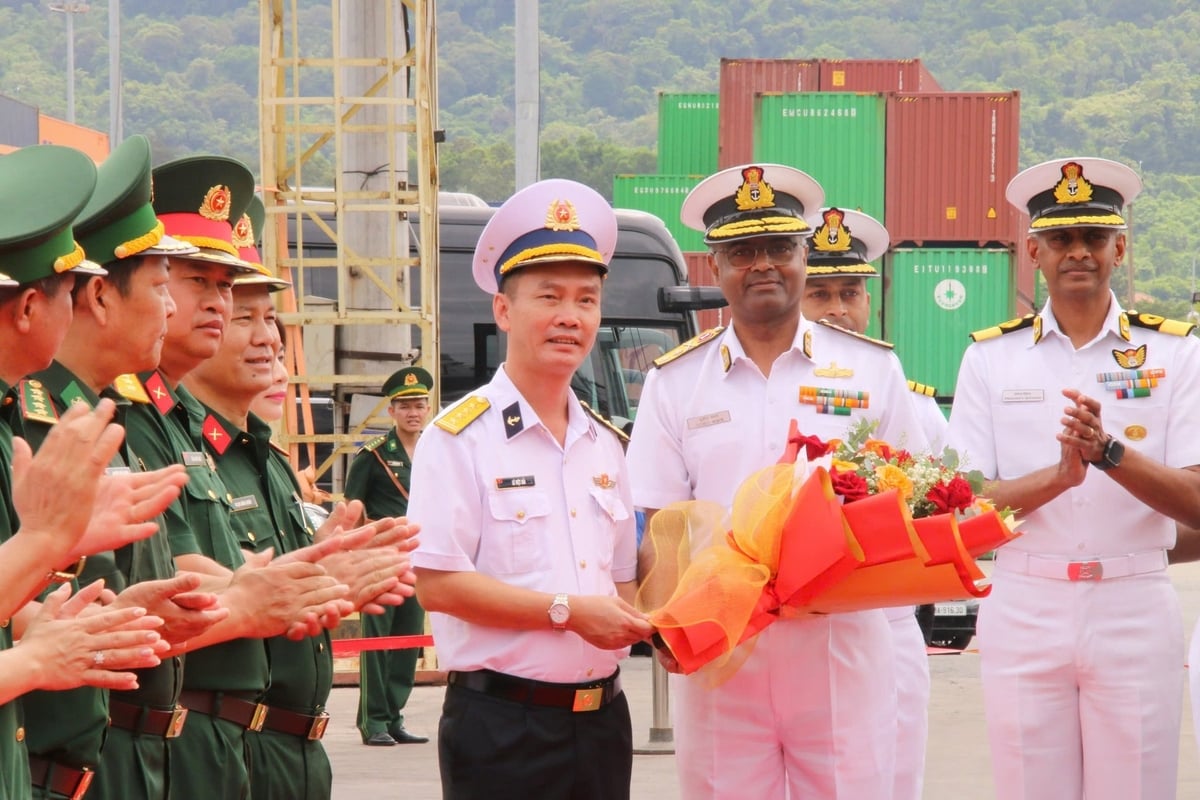 Đại diện Việt Nam tham dự lễ đón đội tàu hải quân Ấn Độ. Ảnh: Lan Anh.