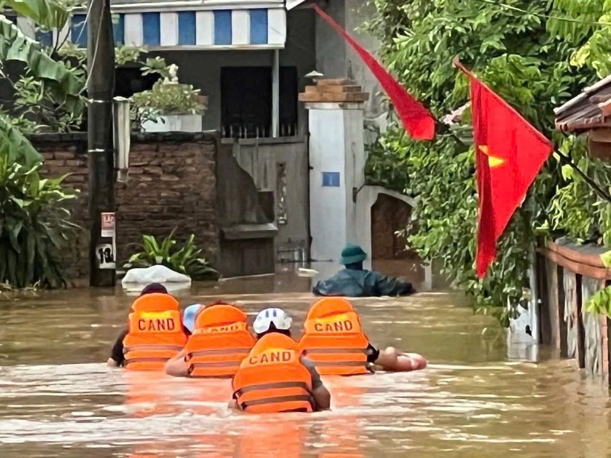 Lực lượng Công an xã Lương Sơn lội nước vào cứu hộ và kiểm tra các khu dân cư bị ngập lụt trên địa bàn xã Lương Sơn. Ảnh: Công an xã Lương Sơn. Lực lượng Công an xã Lương Sơn lội nước vào cứu hộ và kiểm tra các khu dân cư bị ngập lụt trên địa bàn xã Lương Sơn. Ảnh: Công an xã Lương Sơn.