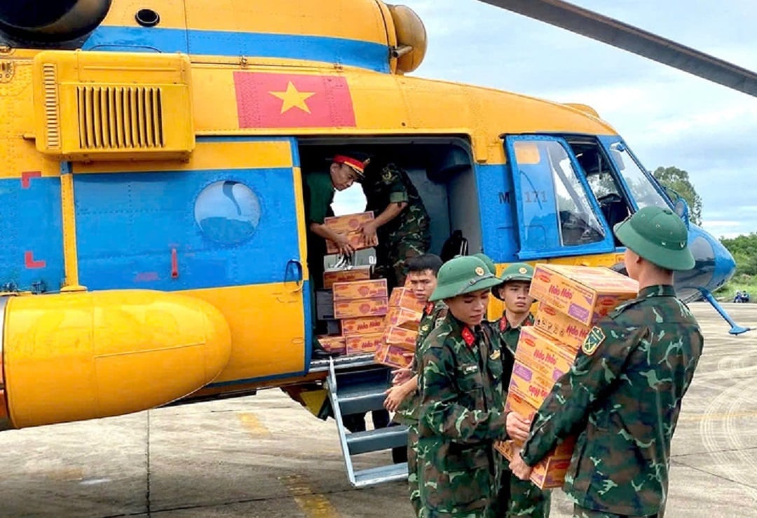 Thực phẩm tiếp tế khẩn cấp chủ yếu là mì tôm, lương khô, nước uống, sữa... Ảnh: V.Khánh.