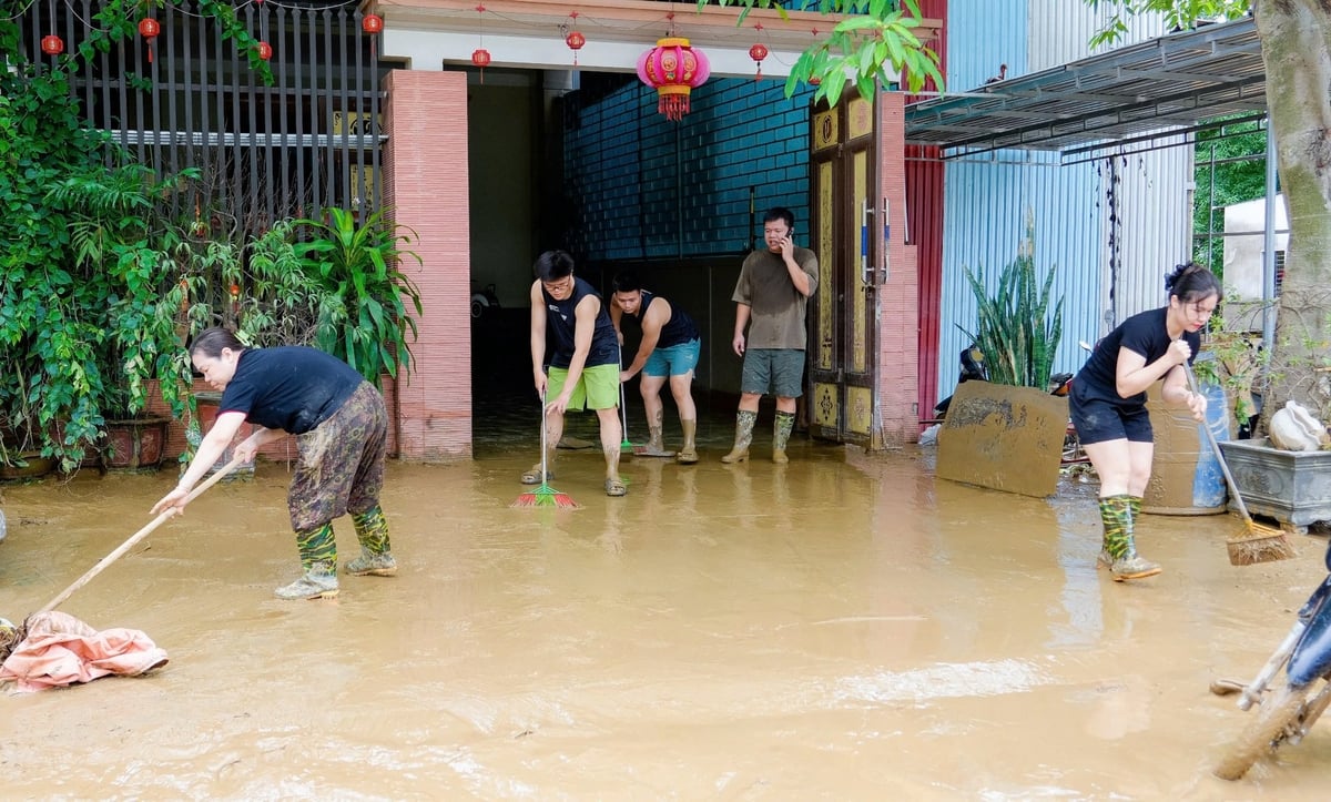 Người dân tập trung dọn dẹp nhà cửa khi lũ rút. Ảnh: Phạm Bằng. Người dân tập trung dọn dẹp nhà cửa khi lũ rút. Ảnh: Phạm Bằng.