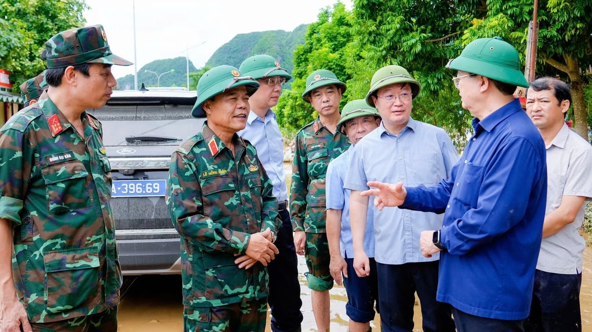 Phó Thủ tướng Mai Văn Chính chỉ đạo tỉnh Nghệ An thực hiện các giải pháp cứu hộ người dân vùng lũ. Ảnh: Phạm Bằng. Phó Thủ tướng Mai Văn Chính chỉ đạo tỉnh Nghệ An thực hiện các giải pháp cứu hộ người dân vùng lũ. Ảnh: Phạm Bằng.