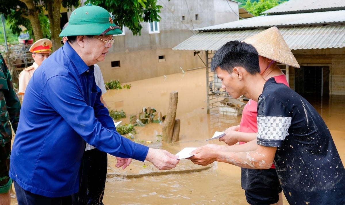 Phó Thủ tướng thăm hỏi, tặng quà động viên bà con vùng lũ. Ảnh: Phạm Bằng. Phó Thủ tướng thăm hỏi, tặng quà động viên bà con vùng lũ. Ảnh: Phạm Bằng.