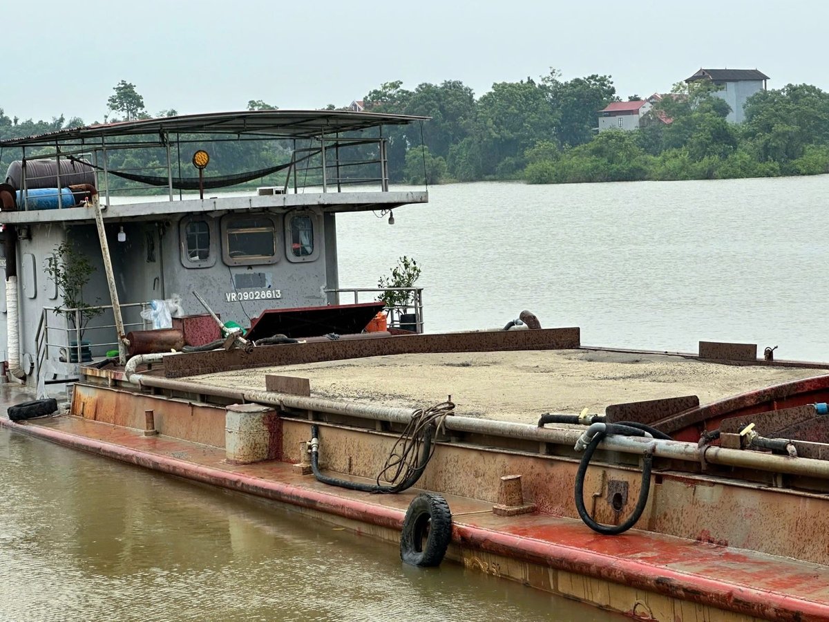 Công an tỉnh Bắc Ninh tạm giữ tàu chở 65m³ cát không rõ nguồn gốc. Ảnh: Công an tỉnh Bắc Ninh.