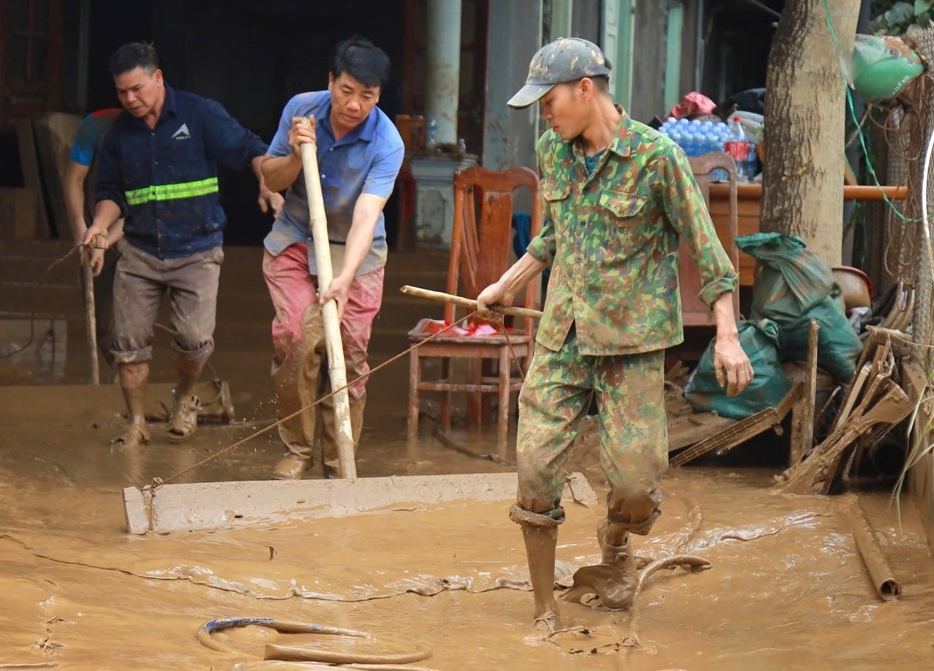 Tầng tầng lớp lớp bùn đất vẫn 'bám trụ' các nhà dân. Ảnh: Ngọc Linh. Tầng tầng lớp lớp bùn đất vẫn 'bám trụ' các nhà dân. Ảnh: Ngọc Linh.