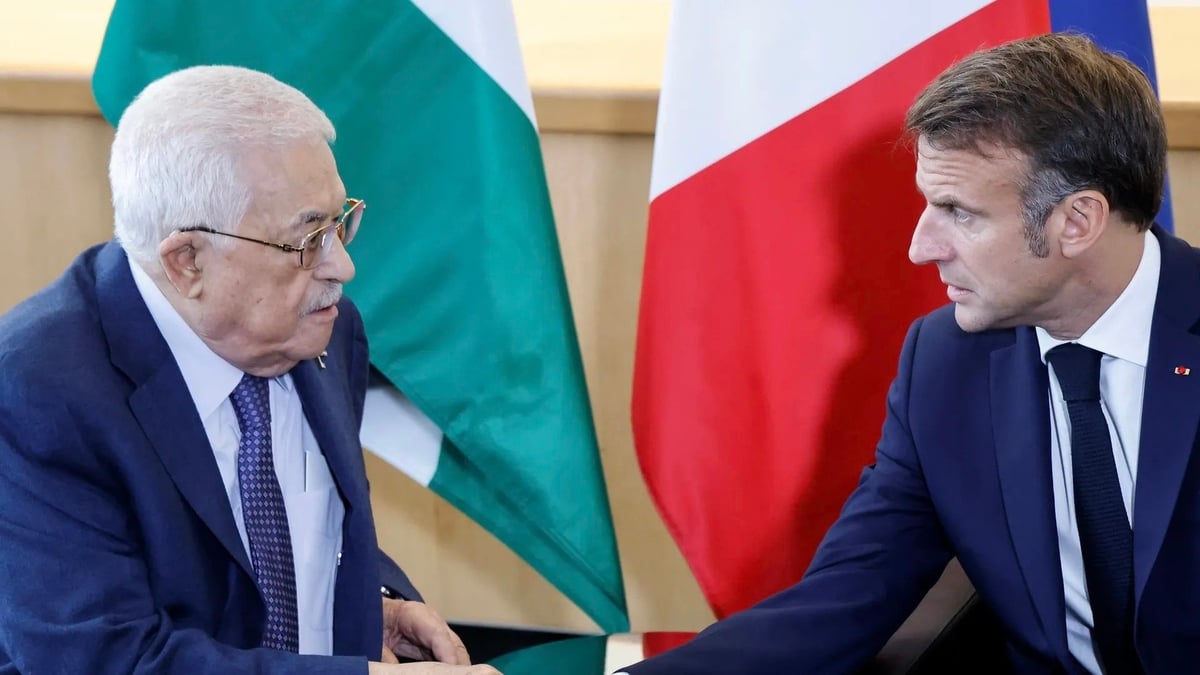 Tổng thống Pháp Emmanuel Macron (phải) bắt tay Tổng thống Palestine Mahmud Abbas tại cuộc gặp bên lề phiên họp Đại Hội đồng Liên hợp quốc tại New York hồi tháng 9/2024. Ảnh: Getty.