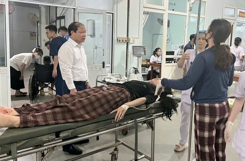 Ông Nguyễn Hoài Sơn, Bí thư đảng ủy phường Sông Trí thăm hỏi bệnh nhân tại bệnh viện. Ông Nguyễn Hoài Sơn, Bí thư đảng ủy phường Sông Trí thăm hỏi bệnh nhân tại bệnh viện.