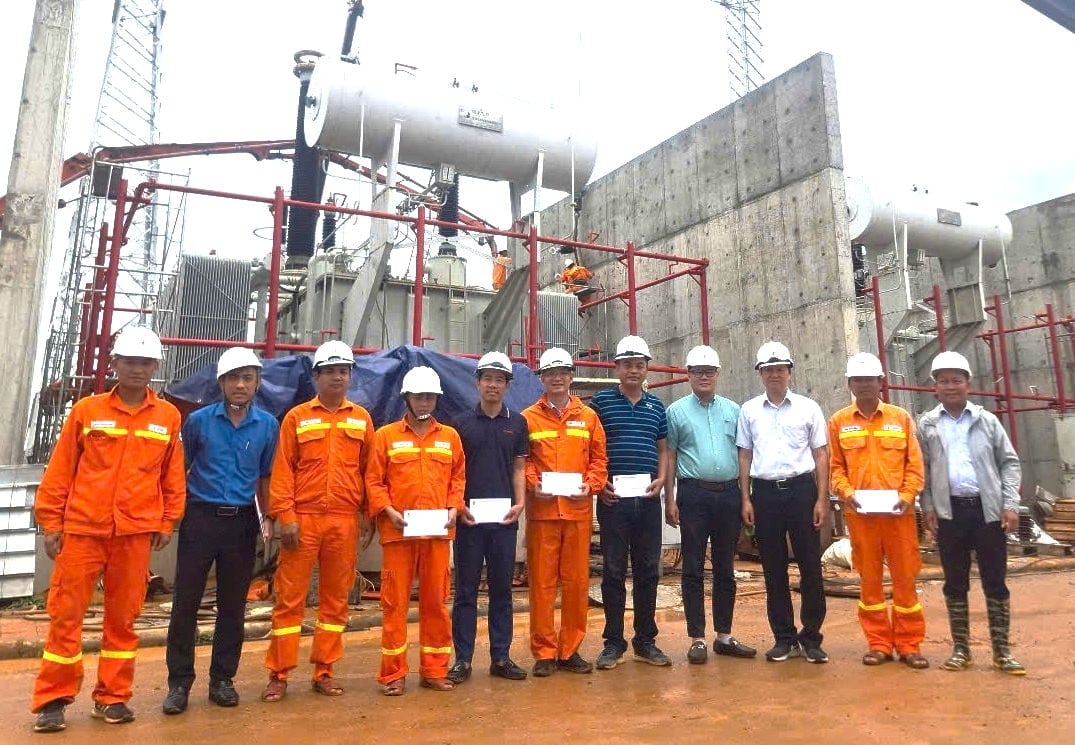 Lãnh đạo Công đoàn EVNNPT trao quà động viên các đơn vị tham gia dự án. Ảnh: EVNNPT. Lãnh đạo Công đoàn EVNNPT trao quà động viên các đơn vị tham gia dự án. Ảnh: EVNNPT.