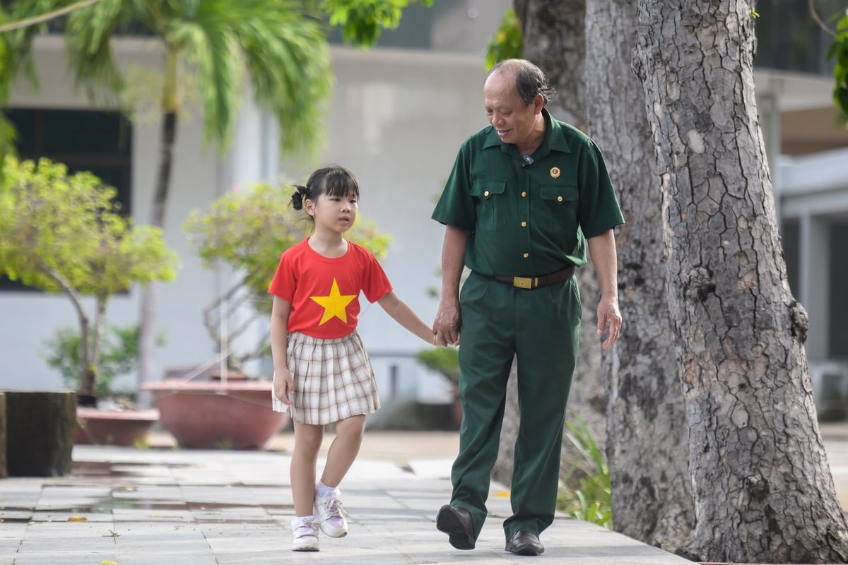 Thượng sĩ Nguyễn Chí Tường cùng con một nhân viên Vinamilk tại Trung tâm Điều dưỡng Thương binh và Người có công Long Đất. Ảnh: Thanh Bình. Thượng sĩ Nguyễn Chí Tường cùng con một nhân viên Vinamilk tại Trung tâm Điều dưỡng Thương binh và Người có công Long Đất. Ảnh: Thanh Bình.
