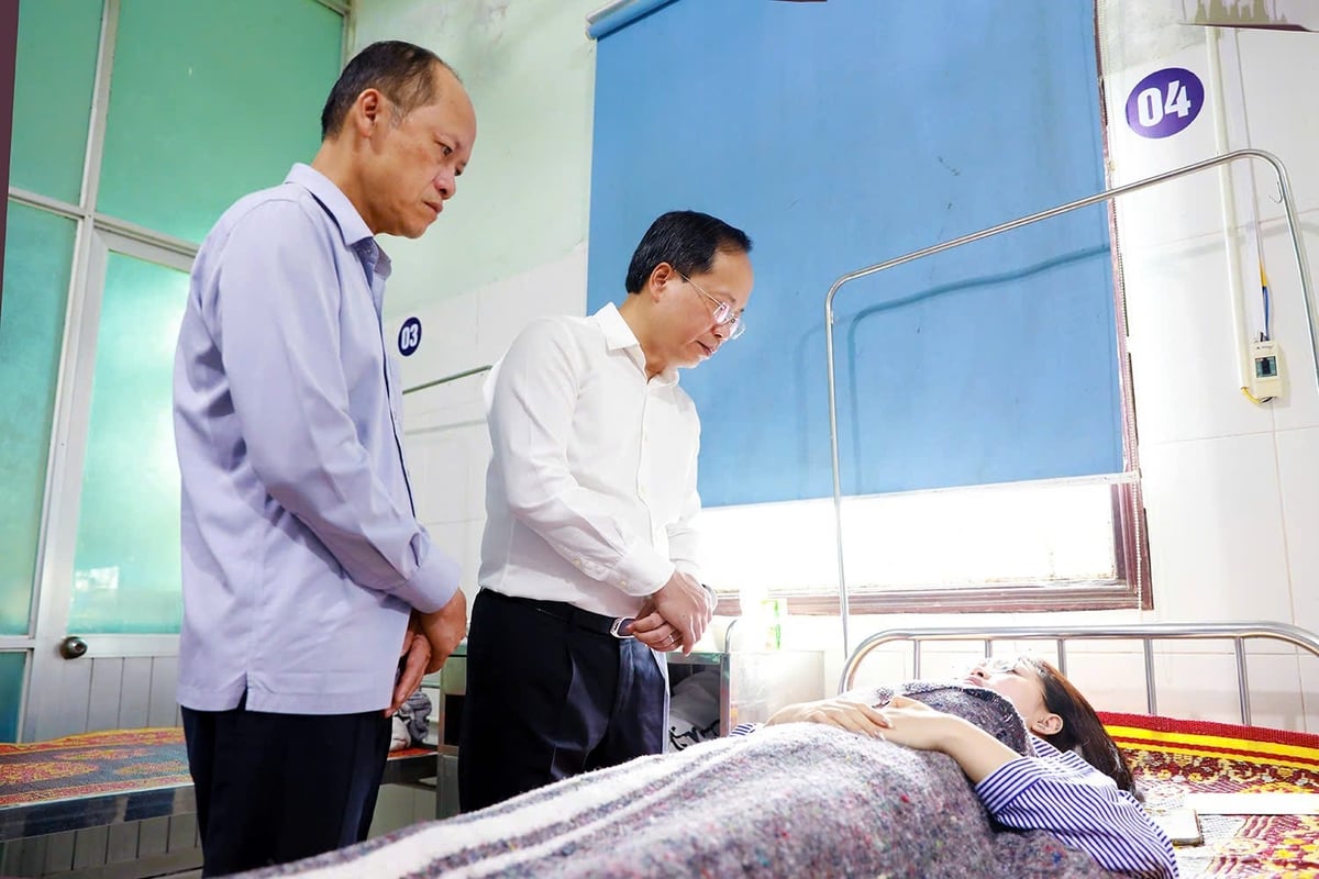 Bí thư Tỉnh ủy và Phó Chủ tịch Thường trực UBND tỉnh Hà Tĩnh thăm hỏi, động viên cháu Hòa và các nạn nhân vụ lật xe đang điều trị tại bệnh viện. Ảnh: Thanh Nga.
