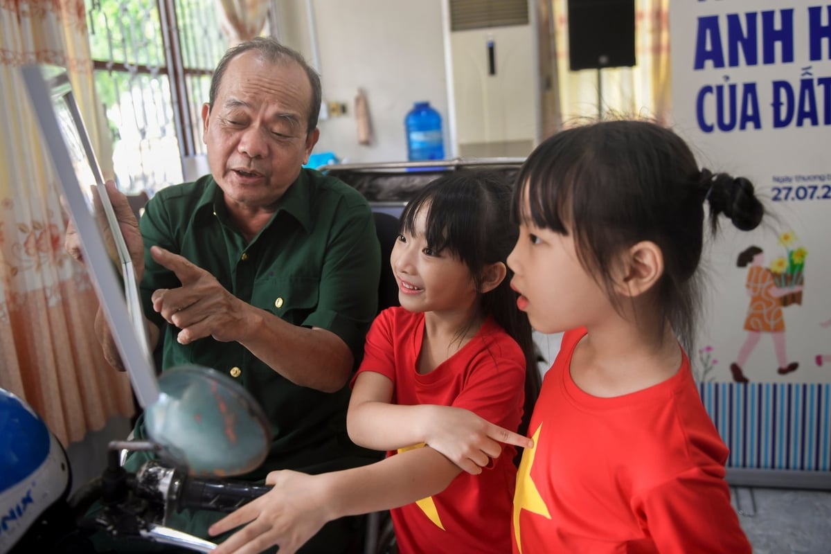 Những bức tranh do con em nhân viên Vinamilk vẽ trở thành cầu nối gắn kết quá khứ với tương lai. Ảnh: Thanh Bình. Những bức tranh do con em nhân viên Vinamilk vẽ trở thành cầu nối gắn kết quá khứ với tương lai. Ảnh: Thanh Bình.
