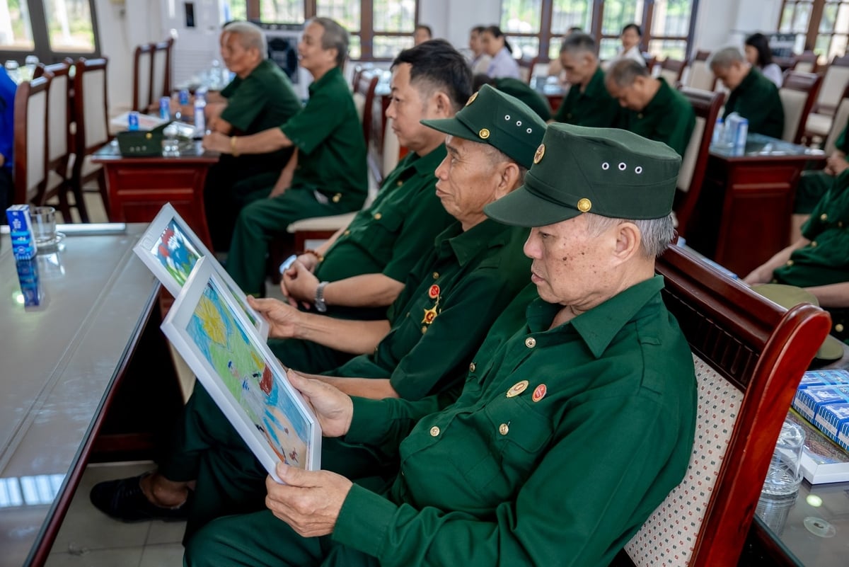 Các bác cựu chiến binh chăm chú đọc những dòng chữ nhỏ, được các em gửi kèm trong mỗi bức tranh. Ảnh: Duy Cường. Các bác cựu chiến binh chăm chú đọc những dòng chữ nhỏ, được các em gửi kèm trong mỗi bức tranh. Ảnh: Duy Cường.