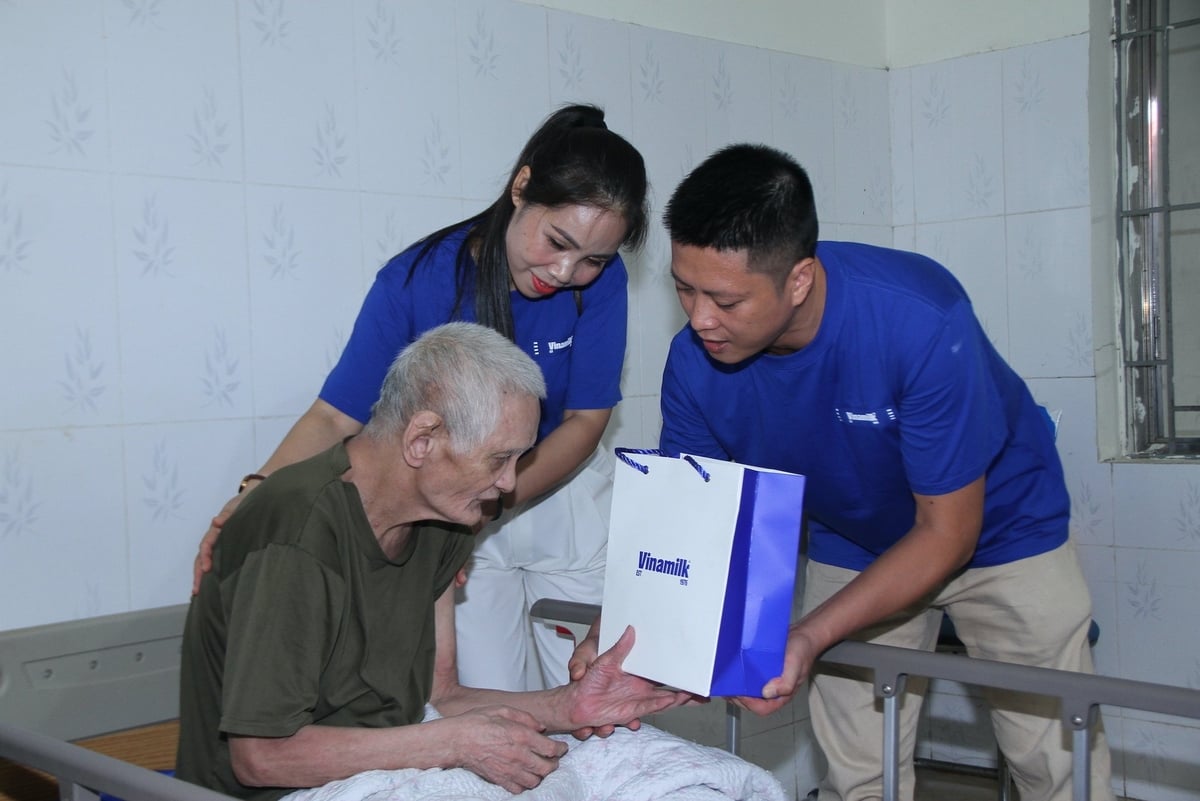 Góp phần chăm sóc sức khỏe thể chất cho những anh hùng của đất nước, Vinamilk dành tặng những món quà dinh dưỡng thiết thực như sữa tươi Vinamilk 100%, sữa hỗ trợ ăn ngủ ngon Sure Prevent Gold… Ảnh: Thanh Bình. Góp phần chăm sóc sức khỏe thể chất cho những anh hùng của đất nước, Vinamilk dành tặng những món quà dinh dưỡng thiết thực như sữa tươi Vinamilk 100%, sữa hỗ trợ ăn ngủ ngon Sure Prevent Gold… Ảnh: Thanh Bình.