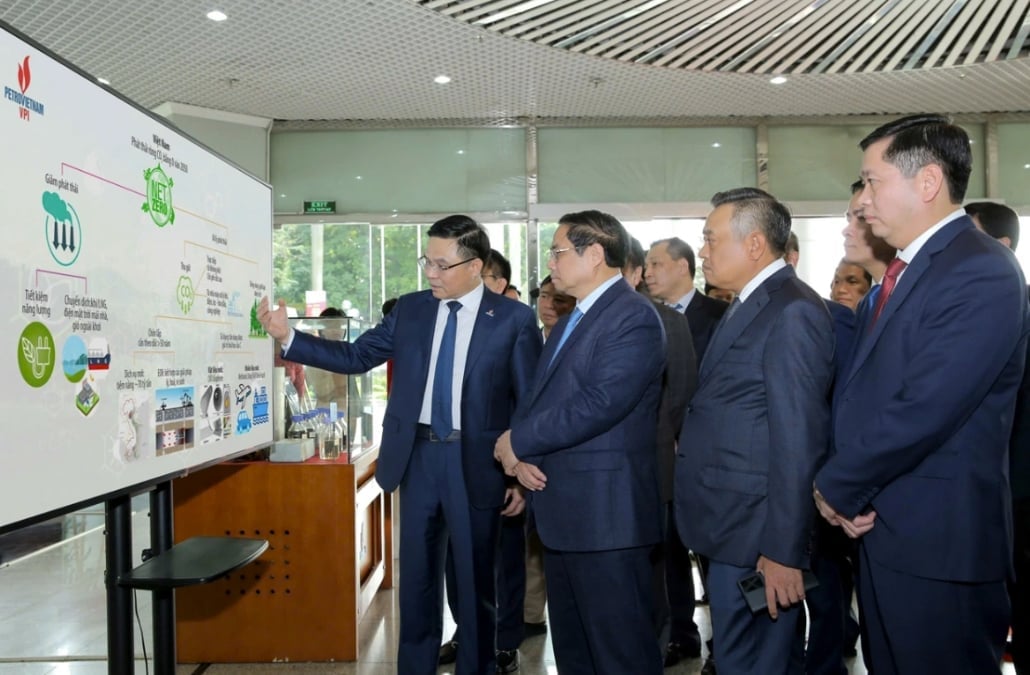 Lãnh đạo Petrovietnam báo cáo Thủ tướng Phạm Minh Chính về nghiên cứu thu hồi và lưu trữ CO2 của VPI. Ảnh: Petrovietnam. Lãnh đạo Petrovietnam báo cáo Thủ tướng Phạm Minh Chính về nghiên cứu thu hồi và lưu trữ CO2 của VPI. Ảnh: Petrovietnam.